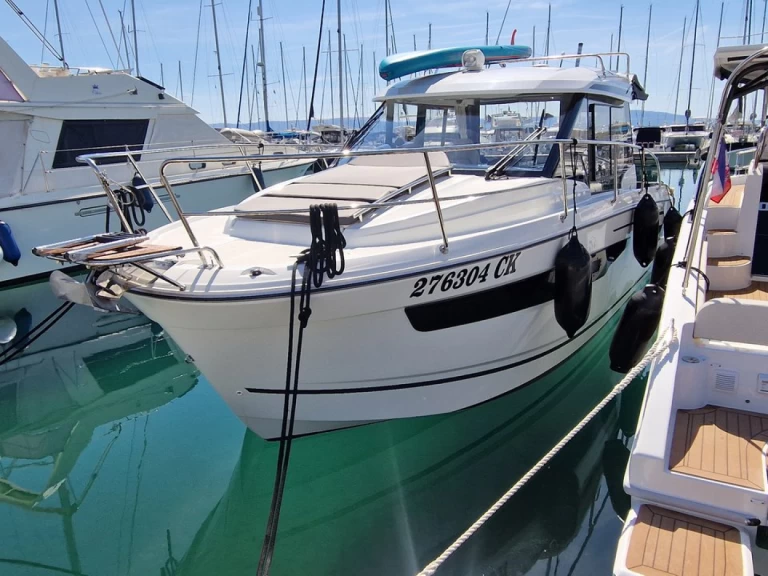 Bareboat Rental Motorboat Jeanneau with a boat licence