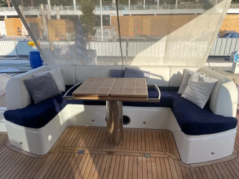 Bareboat Rental Motorboat Princess with a boat licence