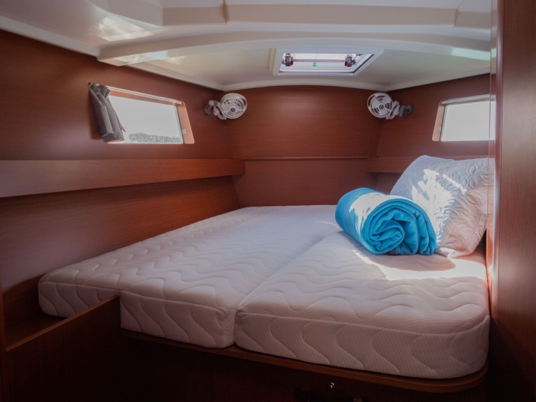 Yacht charter Bocca di Magra cheap Oceanis 41.1