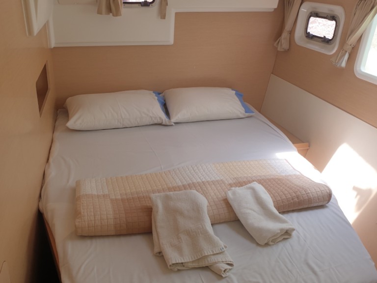 Boat rental Lagoon Lagoon 400 in Néa Péramos on Samboat