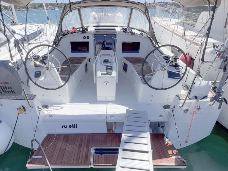 Jeanneau Sun Odyssey 410 charter bareboat or captained in  Portocolom