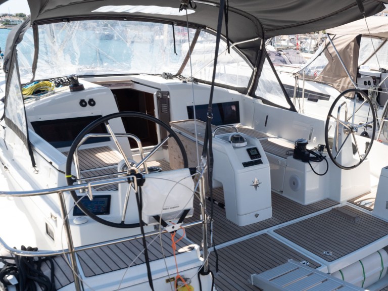Yacht charter Portocolom cheap Sun Odyssey 440