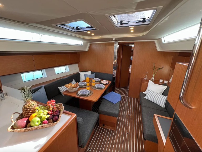 Rent a Bavaria Bavaria C45 Alimos