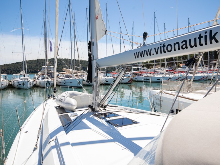 Boat rental Bénéteau Oceanis 46.1 in Pomer on Samboat