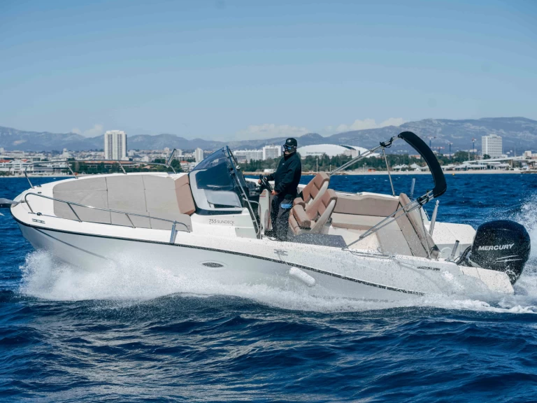 Quicksilver Activ 755 Sundeck in Marseille on SamBoat