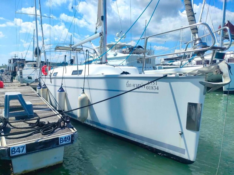 Sailboat rental in Mai Khao - Bavaria Cruiser 32