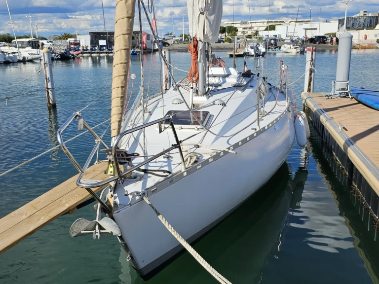 Rent a Bénéteau First 30 Port-Camargue