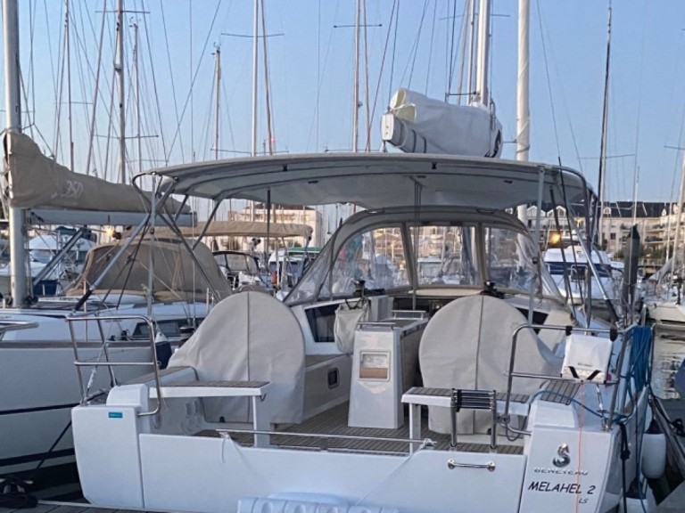 Boat rental Bénéteau Oceanis 381 in Ajaccio on Samboat