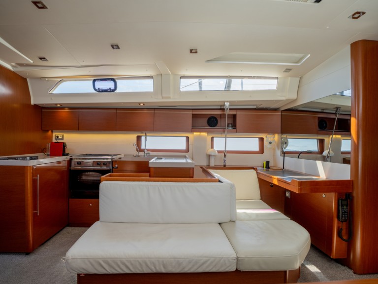 Sailboat rental with or without captain Bénéteau Alimos