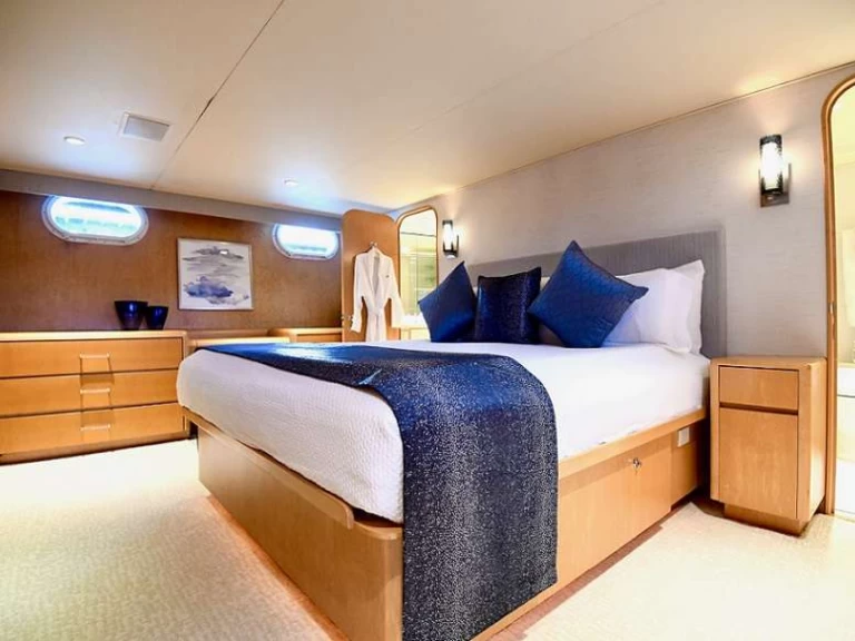 Yacht charter Bahamas cheap IMPULSE