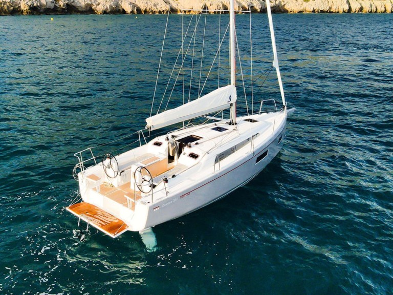 Bénéteau OCEANIS 34QR 2024 2CAB charter bareboat or captained in  Arzon
