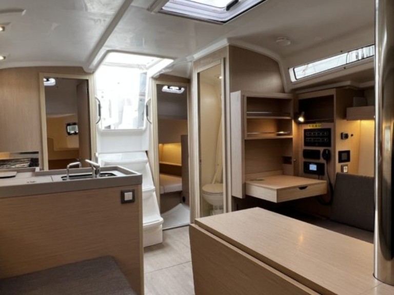 Bénéteau OCEANIS 34QR 2024 2CAB in Arzon on SamBoat