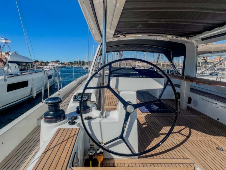 Sailboat for rent Hyères at the best price