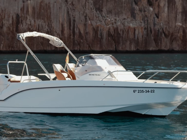 Motorboat rental with or without captain Bénéteau Altea