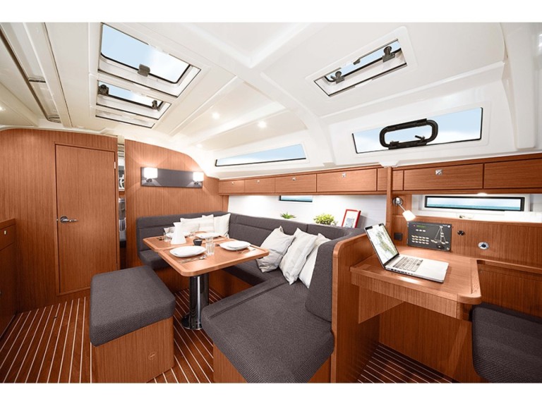 Boat rental Bavaria Bavaria 41 BT '15 in Sukošan on Samboat