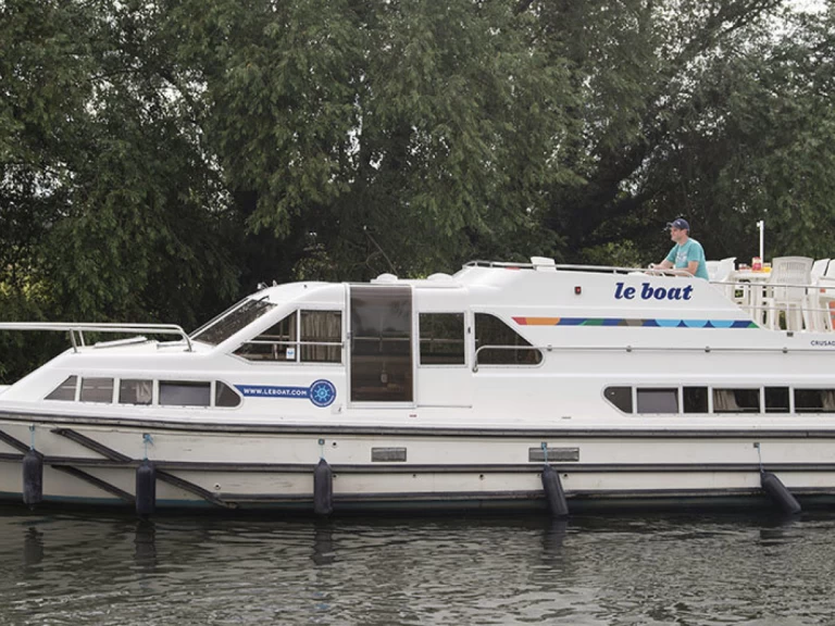 Houseboat rental in Chertsey - Standard Crusader
