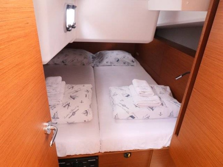 Sailboat for rent Port Fréjus at the best price