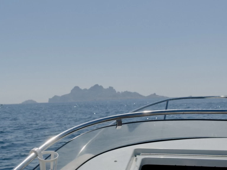 Rent a Bénéteau Flyer 5 Grand Prix Marseille