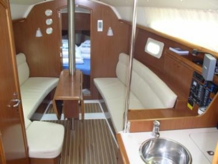 Yacht charter Vilanova de Arousa cheap Sun Odyssey 32