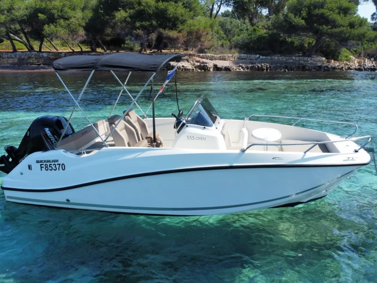 Bareboat Rental Motorboat Quicksilver with a boat licence