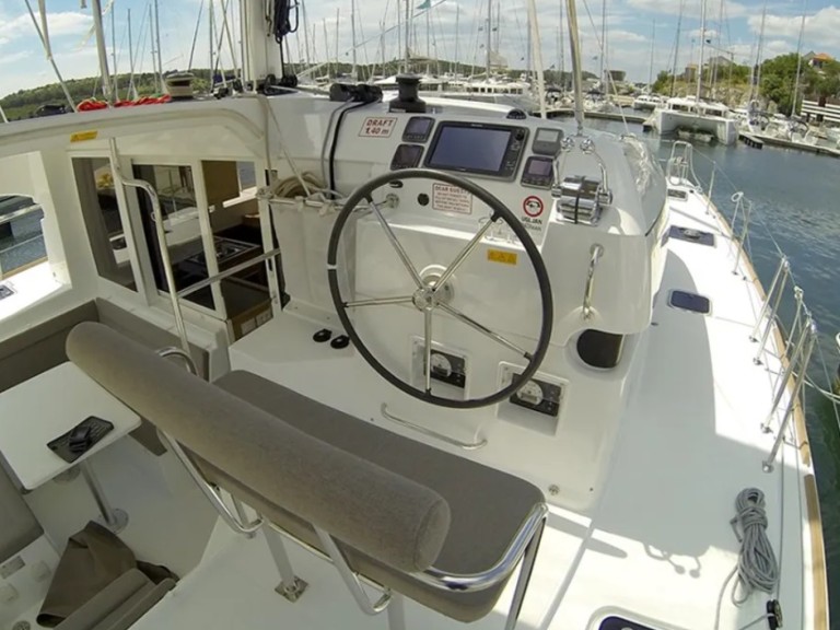 Yacht charter Lefkáda cheap Lagoon 39