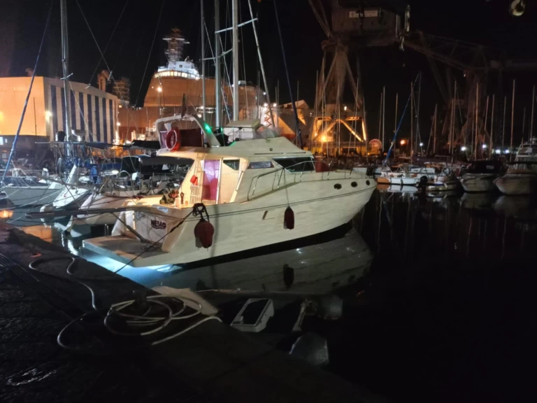 Bareboat Rental Motorboat Azimut with a boat licence