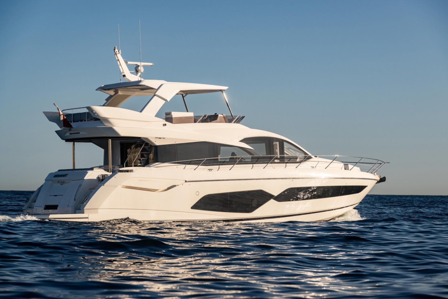 Rent a Luxury Yacht Sunseeker Manhattan 66 in San Ġiljan (Aquanaut