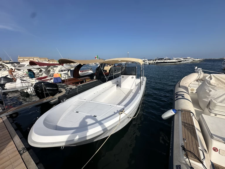 Yacht charter Marzamemi cheap Breeze 820