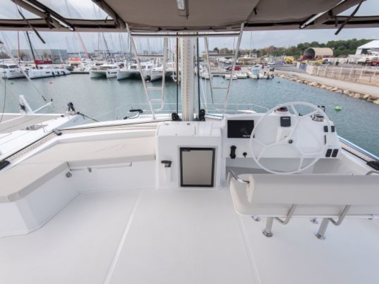 Yacht charter Le Marin cheap Bali 5.4