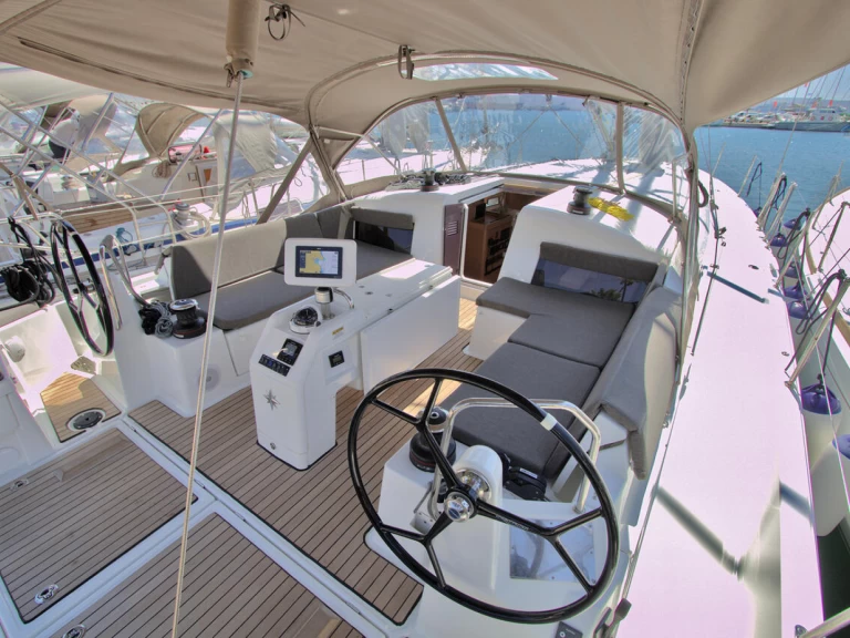 Jeanneau Sun Odyssey 490 in Lávrio on SamBoat