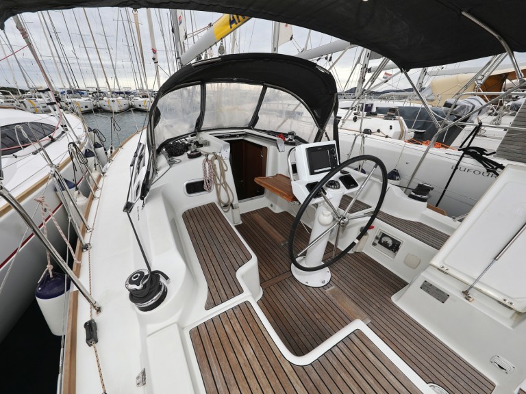 Bénéteau Oceanis 34 in Šibenik on SamBoat