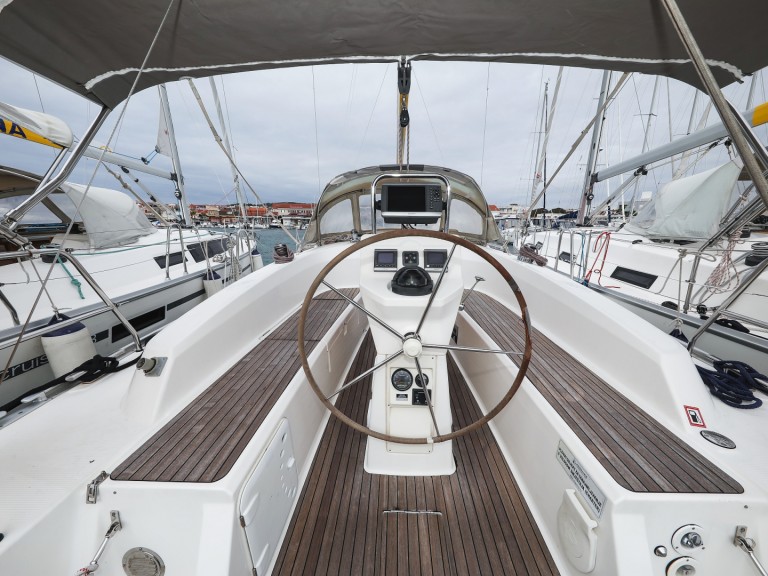 Yacht charter Šibenik cheap Cruiser 32