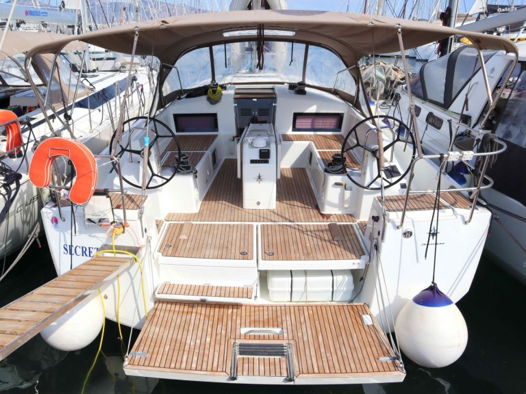 Boat rental Jeanneau Sun Odyssey 490 in Alimos on Samboat