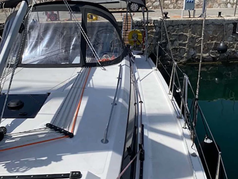 Bavaria Bavaria C42 in Alimos on SamBoat