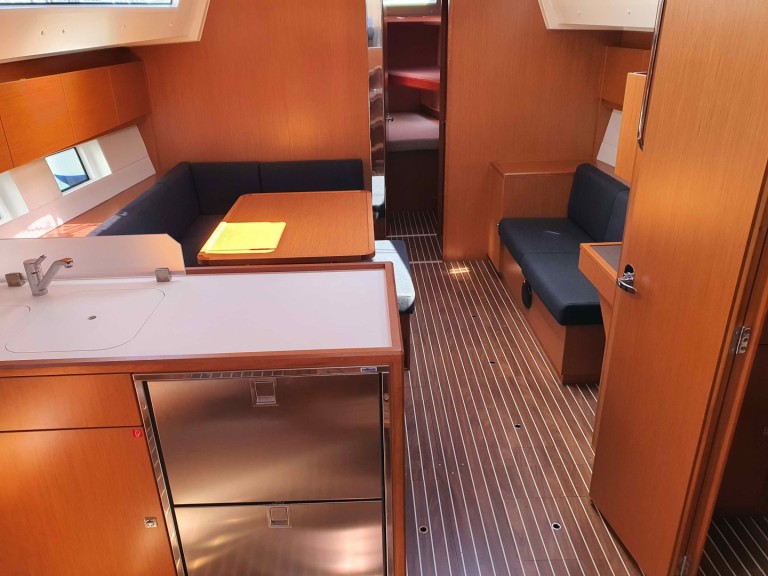 Sailboat for rent Alimos at the best price