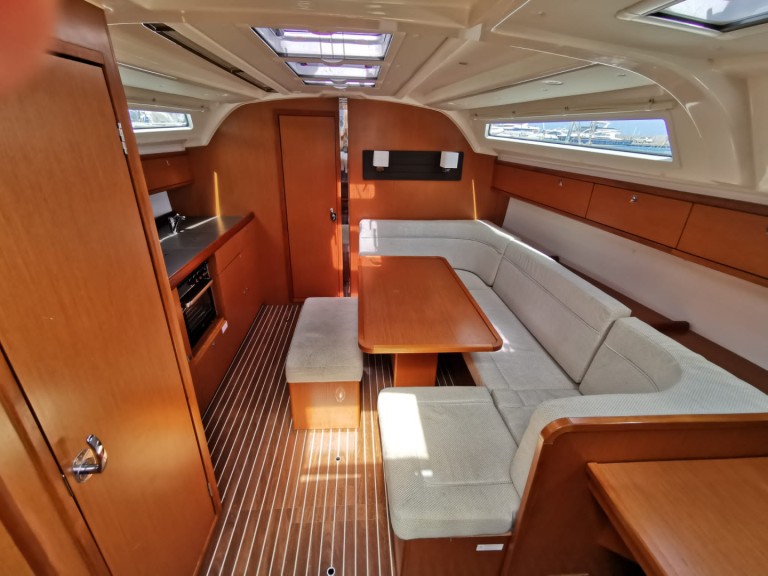 Sailboat for rent Portisco at the best price