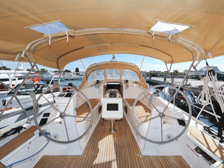 Bavaria Cruiser 37 in Zadar on SamBoat