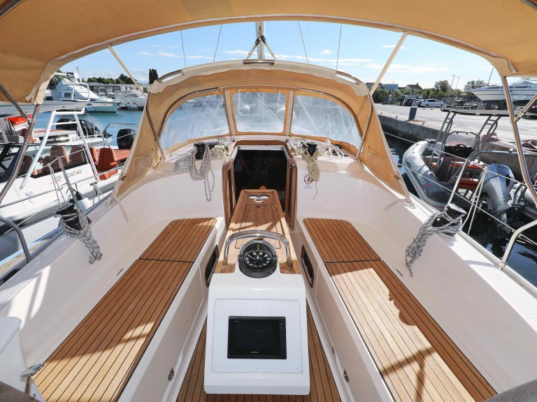 Rent a Bavaria Cruiser 37 Zadar