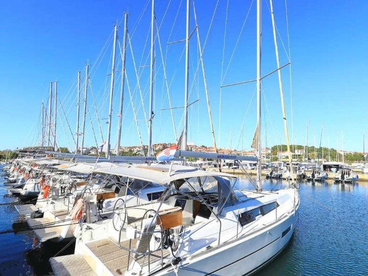 Bareboat Rental Sailboat Dufour with a boat licence