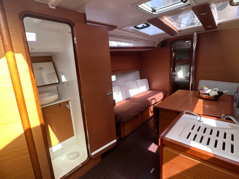 Sailboat for rent Alimos at the best price