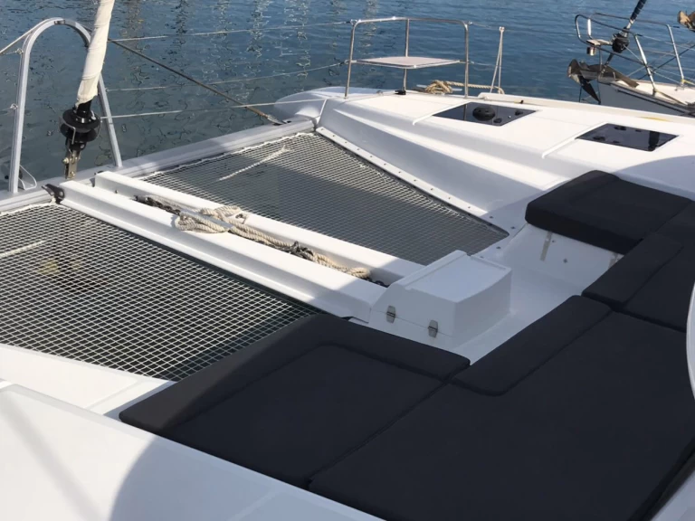 Lagoon Lagoon 50 in Alimos on SamBoat