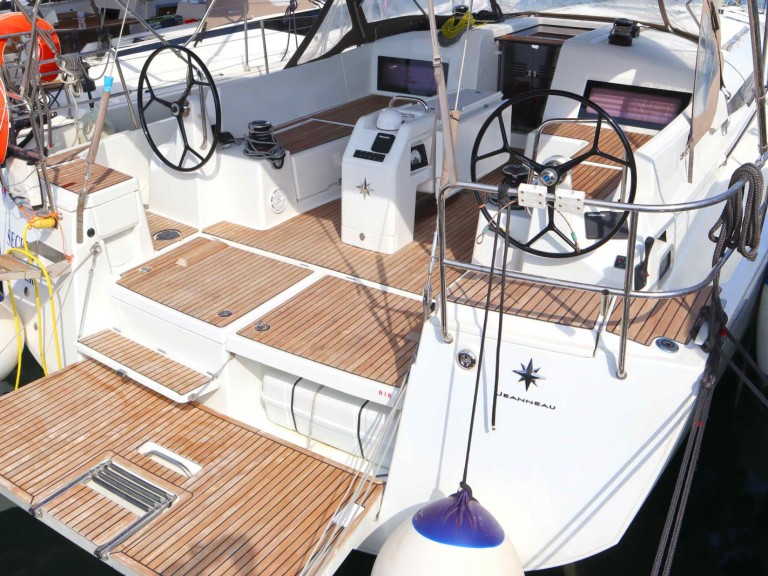 Jeanneau Sun Odyssey 490 in Alimos on SamBoat