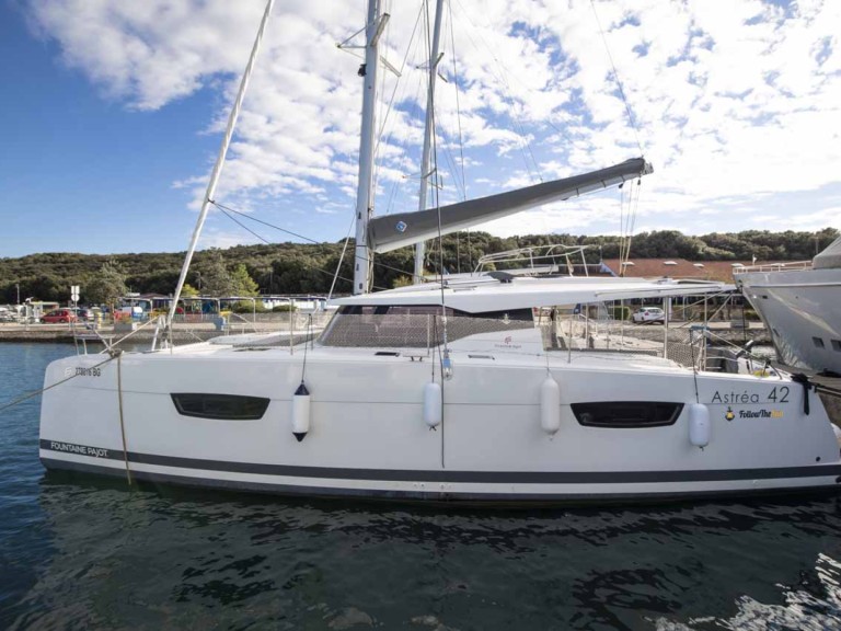 Catamaran rental in Pomer - Fountaine Pajot Astrea 42