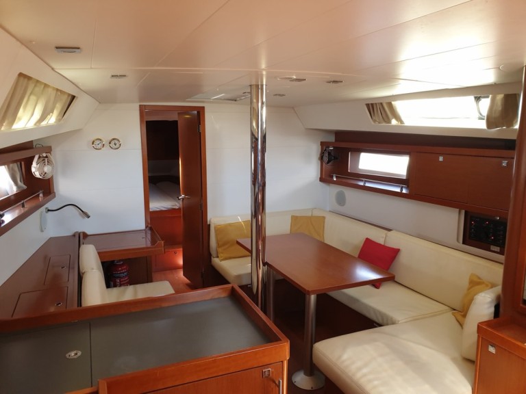 Sailboat for rent Alimos at the best price