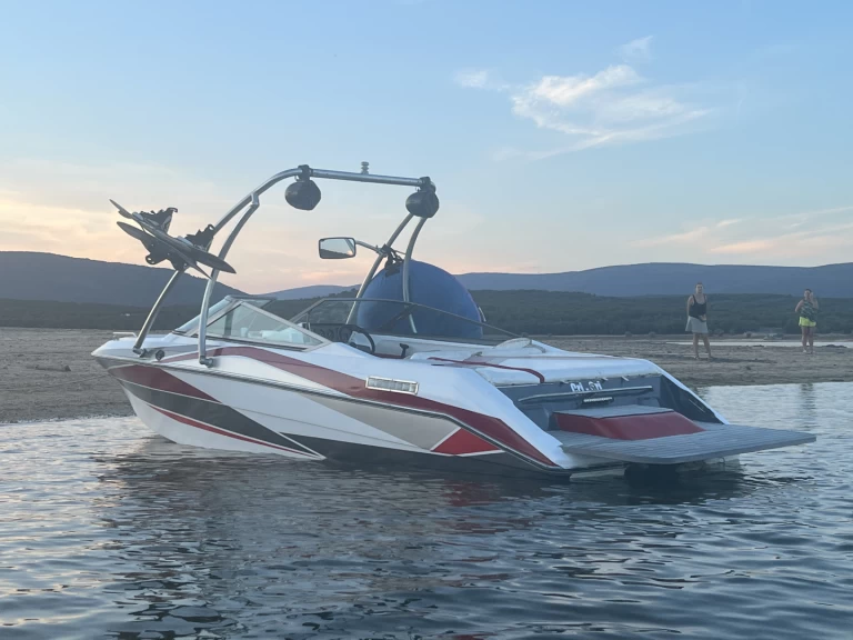 Bareboat Rental Motorboat Régal with a boat licence