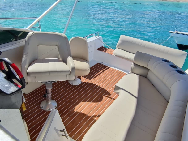 Bareboat Rental Motorboat Rinker with a boat licence