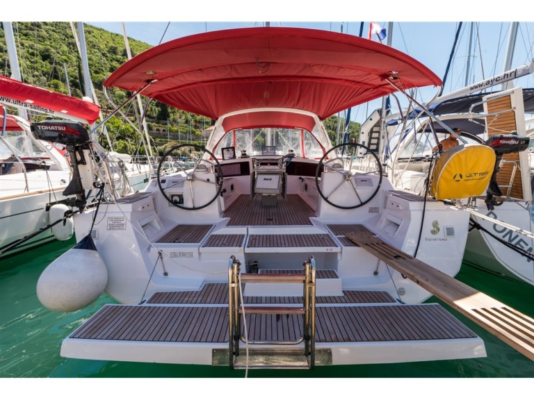 Rent a Bénéteau Oceanis 48 Pomer