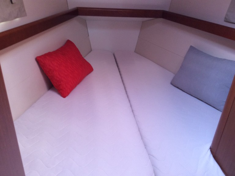 Boat rental Bénéteau Oceanis 43 in Alimos on Samboat