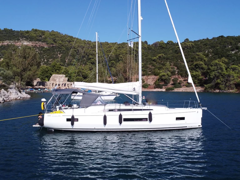 Bénéteau Oceanis 40.1 charter bareboat or captained in  Alimos