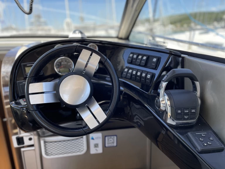 Bareboat Rental Motorboat Grginić with a boat licence